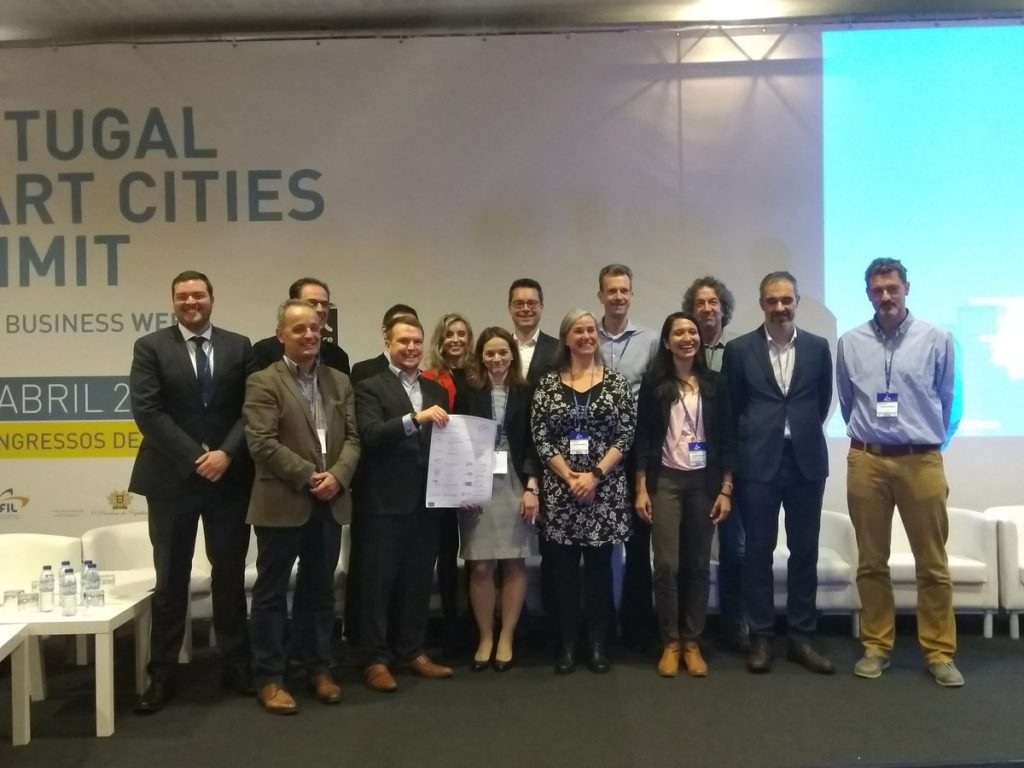 SCC01 H2020 LH City projects signing a collaboration efforts manifesto at the Portuguese Smart Cities Summit