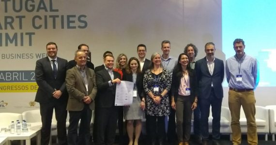 SCC01 H2020 LH City projects signing a collaboration efforts manifesto at the Portuguese Smart Cities Summit